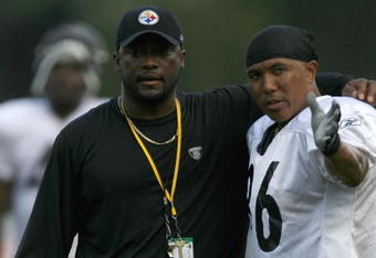 LATROBE, PA - AUGUST 08:  Mike Tomlin, head coach of the Pittsburgh Steelers, talks with Hines Ward #86 during training camp at St. Vincent College on August 8, 2007 in Latrobe, Pennsylvania.  (Photo by Gregory Shamus/Getty Images)