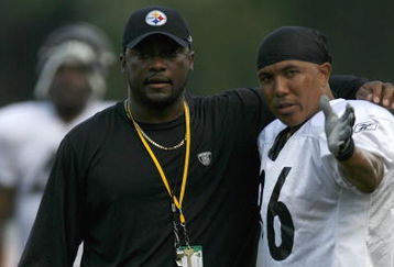 LATROBE, PA - AUGUST 08:  Mike Tomlin, head coach of the Pittsburgh Steelers, talks with Hines Ward #86 during training camp at St. Vincent College on August 8, 2007 in Latrobe, Pennsylvania.  (Photo by Gregory Shamus/Getty Images)