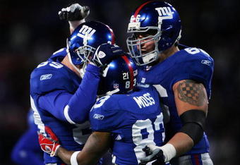 EAST RUTHERFORD, NJ - DECEMBER 16:  Kevin Boss #89 of the New York Giants celebrates his touchdown catch with teammates Sinorice Moss and Rich Seubert against the Washington Redskins at Giants Stadium on December 16, 2007 in East Rutherford, New Jersey.  (Photo by Chris McGrath/Getty Images)