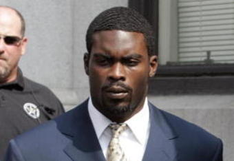 RICHMOND, VA - AUGUST 27:  Atlanta Falcons quarterback Michael Vick (R) leaves federal court August 27, 2007 in Richmond, Viriginia. Vick pleaded guilty to a federal dogfighting charge.  (Photo by Steve Helber-Pool/Getty Images)