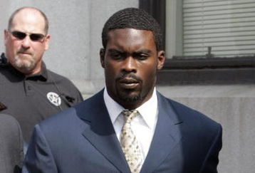 RICHMOND, VA - AUGUST 27:  Atlanta Falcons quarterback Michael Vick (R) leaves federal court August 27, 2007 in Richmond, Viriginia. Vick pleaded guilty to a federal dogfighting charge.  (Photo by Steve Helber-Pool/Getty Images)