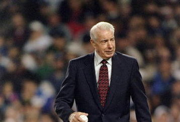 20 Oct 1996:  Baseball great Joe Dimaggio walks out to the pitchers mound to throw out the first pitch of the 1996 World Series Game One between the Atlanta Braves and the New York Yankees at Yankee Stadium in the Bronx, New York. The Braves defeated the Yankees 12-1. Mandatory Credit: Doug Pensinger  /Allsport
