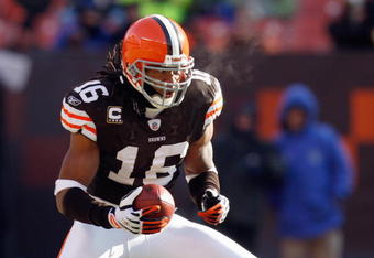 CLEVELAND - DECEMBER 21:  Joshua Cribbs #16 of the Cleveland Browns carries the ball during the game against the Cincinnatti Bengals on December 21, 2008 at Cleveland Browns Stadium in Cleveland, Ohio. (Photo by: Gregory Shamus/Getty Images)