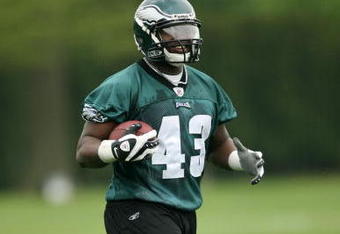 PHILADELPHIA - MAY 1: Fullback Leonard Weaver #43 of the Philadelphia Eagles practices during minicamp at the NovaCare Complex on May 1, 2009 in Philadelphia, Pennsylvania. (Photo by Hunter Martin/Getty Images)