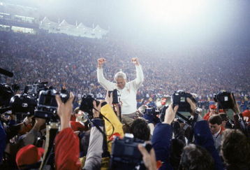 STANFORD, CA - JANUARY 20:  Head coach Bill Walsh of the San Francisco 49ers enjoys a victory ride on the field after defeating the Miami Dolphins 38-16 in Super Bowl XIX at Stanford Stadium on January 20, 1985 in Stanford, California.  (Photo by George Rose/Getty Images)