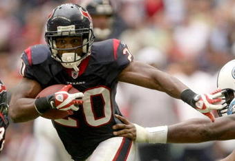 HOUSTON - DECEMBER 14: Running back Steve Slaton #20 of the Houston Texans carries the ball against the Tennessee Titans on December 14, 2008 at Reliant Stadium in Houston, Texas.  The Texans won 13-12.  (Photo by Stephen Dunn/Getty Images)