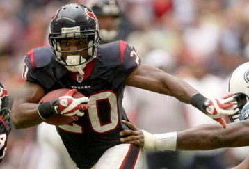 HOUSTON - DECEMBER 14: Running back Steve Slaton #20 of the Houston Texans carries the ball against the Tennessee Titans on December 14, 2008 at Reliant Stadium in Houston, Texas.  The Texans won 13-12.  (Photo by Stephen Dunn/Getty Images)