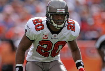 DENVER - OCTOBER 05:  Cornerback Ronde Barber #20 of the Tampa Bay Buccaneers defends against  the Denver Broncos during NFL action on October 5, 2008 in Denver, Colorado. The Broncos defeated the Buccaneers 16-13.  (Photo by Doug Pensinger/Getty Images)