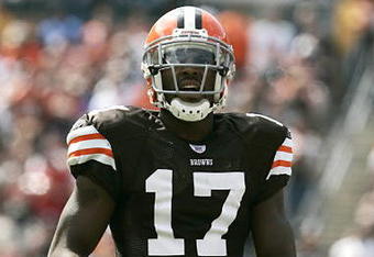 CLEVELAND - SEPTEMBER 16:  Braylon Edwards #17 of the Cleveland Browns looks on during the NFL game against the Cincinnati Bengals at the Cleveland Browns Stadium on September 16, 2007 in Cleveland, Ohio. (Photo by Jeff Gross/Getty Images)