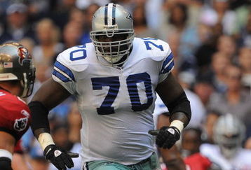 IRVING, TX - OCTOBER 26:  Guard Leonard Davis #70 of the Dallas Cowboys during play against the Tampa Bay Buccaneers at Texas Stadium on October 26, 2008 in Irving, Texas.  (Photo by Ronald Martinez/Getty Images)