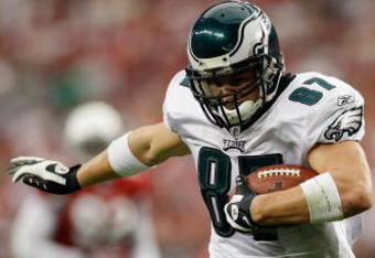 GLENDALE, AZ - JANUARY 18:  Tight end Brent Celek #87 of the Philadelphia Eagles runs after a catch during the NFC championship game against the Arizona Cardinals on January 18, 2009 at University of Phoenix Stadium in Glendale, Arizona.  (Photo by Chris Graythen/Getty Images)