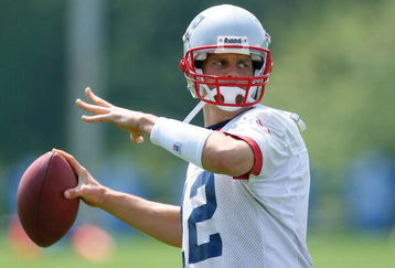 FOXBORO, MA - JUNE 7:  Tom Brady #12 of the New England Patriots  passes the football during Mini Camp at Gillette Stadium on June 7, 2008 in Foxboro, Massachusetts. (Photo by Jim Rogash/Getty Images)