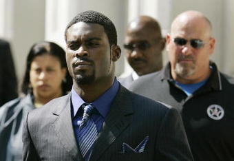 RICHMOND, VA - JULY 26:  Escorted by U.S. marshals, Atlanta Falcons quarterback Michael Vick leaves the federal courthouse following his arraignment July 26, 2007 in Richmond, Virginia. Vick and three associates were indicted earlier this month on charges related to their alleged role in an interstate dogfighting ring.  (Photo by Haraz N. Ghanbari-Pool/Getty Images)