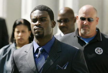 RICHMOND, VA - JULY 26:  Escorted by U.S. marshals, Atlanta Falcons quarterback Michael Vick leaves the federal courthouse following his arraignment July 26, 2007 in Richmond, Virginia. Vick and three associates were indicted earlier this month on charges related to their alleged role in an interstate dogfighting ring.  (Photo by Haraz N. Ghanbari-Pool/Getty Images)