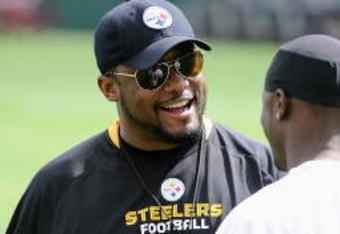 PITTSBURGH - MAY 01:  Head coach Mike Tomlin of the Pittsburgh Steelers talks with Santonio Holmes #10 during rookie training at the Pittsburgh Steelers Practice Facility on May 1, 2009 in Pittsburgh, Pennsylvania.  (Photo by Joe Sargent/Getty Images)