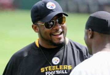 PITTSBURGH - MAY 01:  Head coach Mike Tomlin of the Pittsburgh Steelers talks with Santonio Holmes #10 during rookie training at the Pittsburgh Steelers Practice Facility on May 1, 2009 in Pittsburgh, Pennsylvania.  (Photo by Joe Sargent/Getty Images)