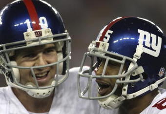 GLENDALE, AZ - FEBRUARY 03:  (R-L) David Tyree #85 and Eli Manning #10 of the New York Giants celebrate after Manning threw a 5-yard touchdown to Tyree in the fourth quarter against the New England Patriots during Super Bowl XLII on February 3, 2008 at the University of Phoenix Stadium in Glendale, Arizona.  (Photo by Elsa/Getty Images)