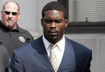 RICHMOND, VA - AUGUST 27:  Atlanta Falcons quarterback Michael Vick (R) leaves federal court August 27, 2007 in Richmond, Viriginia. Vick pleaded guilty to a federal dogfighting charge.  (Photo by Steve Helber-Pool/Getty Images)