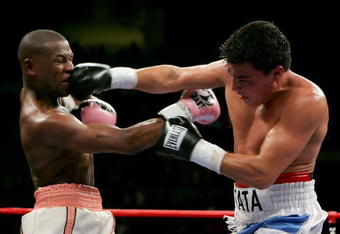 LAS VEGAS - NOVEMBER 04:  Carlos Baldomir (R) of Argentina connects to the face of Floyd Mayweather during their WBC Welterweight Championship fight at the Mandalay Bay Events Center November 4, 2006 in Las Vegas, Nevada.  (Photo by Ethan Miller/Getty Images)