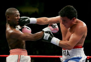 LAS VEGAS - NOVEMBER 04:  Carlos Baldomir (R) of Argentina connects to the face of Floyd Mayweather during their WBC Welterweight Championship fight at the Mandalay Bay Events Center November 4, 2006 in Las Vegas, Nevada.  (Photo by Ethan Miller/Getty Images)