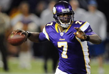 MINNEAPOLIS - DECEMBER 21:  Tarvaris Jackson #7 of the Minnesota Vikings passes the ball during an NFL game against the Atlanta Falcons at the Hubert H. Humphrey Metrodome, on December 21, 2008 in Minneapolis, Minnesota.  (Photo by Tom Dahlin/Getty Images)