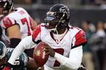 PHILADELPHIA - DECEMBER 31:  Michael Vick #7 of the Atlanta Falcons looks to pass against the Philadelphia Eagles in NFL action December 31, 2006 at Lincoln Financial Field in Philadelphia, Pennsylvania. The Eagles won 24-17.  (Photo by Jim McIsaac/Getty Images)