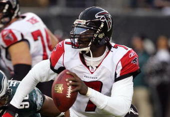 PHILADELPHIA - DECEMBER 31:  Michael Vick #7 of the Atlanta Falcons looks to pass against the Philadelphia Eagles in NFL action December 31, 2006 at Lincoln Financial Field in Philadelphia, Pennsylvania. The Eagles won 24-17.  (Photo by Jim McIsaac/Getty Images)