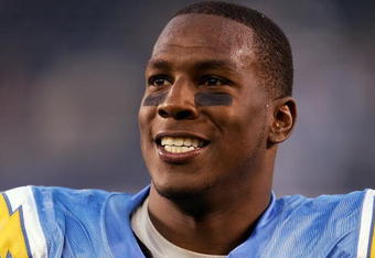 SAN DIEGO - NOVEMBER 5:  Tight end Antonio Gates #85 of the San Diego Chargers looks on against the Cleveland Browns on November 5, 2006 at Qualcomm Stadium in San Diego, California.  The Chargers won 32-25.  (Photo by Lisa Blumenfeld/Getty Images)
