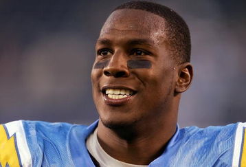 SAN DIEGO - NOVEMBER 5:  Tight end Antonio Gates #85 of the San Diego Chargers looks on against the Cleveland Browns on November 5, 2006 at Qualcomm Stadium in San Diego, California.  The Chargers won 32-25.  (Photo by Lisa Blumenfeld/Getty Images)