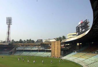 16 Nov 2001:  A general view of the gound during the England nets session at the Wankhede stadium, Mumbai, India. DIGITAL IMAGE. Mandatory Credit: Tom Shaw/ALLSPORT