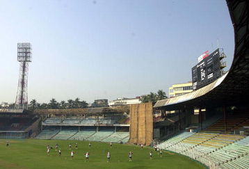 16 Nov 2001:  A general view of the gound during the England nets session at the Wankhede stadium, Mumbai, India. DIGITAL IMAGE. Mandatory Credit: Tom Shaw/ALLSPORT