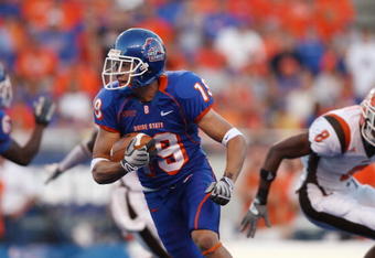 BOISE , ID - SEPTEMBER 13:  Vinny Perretta #19 of the Boise State Broncos runs with the ball against the Bowling Green Falcons at Bronco Stadium on September 13, 2008 in Boise, Idaho.  (Photo by Jonathan Ferrey/Getty Images)