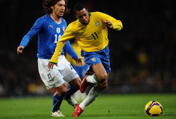 LONDON - FEBRUARY 10:  Andrea Pirlo of Italy challenges Robinho of Brazil during the International Friendly match between Brazil and Italy at the Emirates Stadium on February 10, 2009 in London, England.  (Photo by Shaun Botterill/Getty Images)