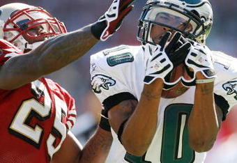 SAN FRANCISCO - OCTOBER 12:  Wide receiver DeSean Jackson #10 of the Philadelphia Eagles catches a 27-yard pass in front of defensive back Tarell Brown #25 of the San Francisco 49ers during their game on October 12, 2008 at Candlestick Park in San Francisco, California. Philadelphia won 40-26.  (Photo by Greg Trott/Getty Images)