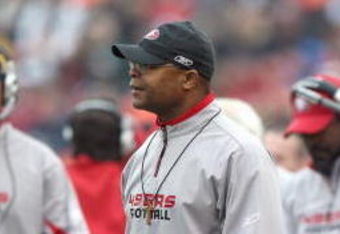 SAN FRANCISCO - DECEMBER 07:  Head coach Mike Singletary of the San Francisco 49ers watches the action against the New York Jets during an NFL game on December 7, 2008 at Candlestick Park in San Francisco, California. (Photo by Jed Jacobsohn/Getty Images)