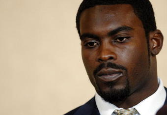 RICHMOND, VA - AUGUST 27:  Atlanta Falcons quarterback Michael Vick makes a statement to reporters at the Omni Richmond Hotel after agreeing to a guilty plea on charges stemming from his involvement in a dogfighting ring August 27, 2007, in Richmond, Virginia.  (Photo by Jonathan Ernst/Getty Images)