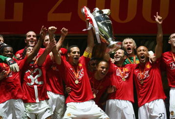 MOSCOW - MAY 21:  Rio Ferdinand and Ryan Giggs of Manchester United lift the trophy following their team's 6-5 victory in the penalty shootout during the UEFA Champions League Final match between Manchester United and Chelsea at the Luzhniki Stadium on May 21, 2008 in Moscow, Russia.  (Photo by Alex Livesey/Getty Images)