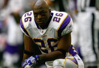 GLENDALE, AZ - DECEMBER 14:  Antoine Winfield #26 of the Minnesota Vikings kneels on one knee during a break in NFL game action against the Arizona Cardinals at the University of Phoenix Stadium on December 14, 2008 in Glendale, Arizona. The Vikings defeated the Cardinals 35-14. (Photo by Jeff Gross/Getty Images)
