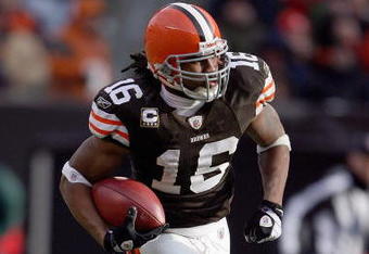CLEVELAND - NOVEMBER 23:  Joshua Cribbs #16 of the Cleveland Browns carries the ball during the NFL game against the Houston Texans at Cleveland Browns Stadium on November 23, 2008 in Cleveland, Ohio.  (Photo by Andy Lyons/Getty Images)