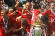 MANCHESTER, ENGLAND - MAY 16:  Manchester United celebrate winning the Barclays Premier League trophy after the Barclays Premier League match between Manchester United and Arsenal at Old Trafford on May 16, 2009 in Manchester, England.  (Photo by Alex Livesey/Getty Images)