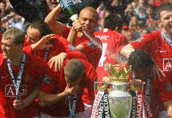 MANCHESTER, ENGLAND - MAY 16:  Manchester United celebrate winning the Barclays Premier League trophy after the Barclays Premier League match between Manchester United and Arsenal at Old Trafford on May 16, 2009 in Manchester, England.  (Photo by Alex Livesey/Getty Images)
