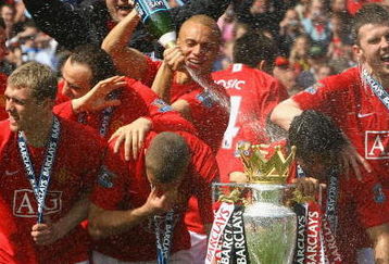 MANCHESTER, ENGLAND - MAY 16:  Manchester United celebrate winning the Barclays Premier League trophy after the Barclays Premier League match between Manchester United and Arsenal at Old Trafford on May 16, 2009 in Manchester, England.  (Photo by Alex Livesey/Getty Images)