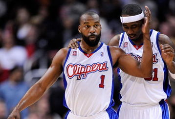 LOS ANGELES, CA - FEBRUARY 18:  Baron Davis #1 of the Los Angeles Clippers consoles Ricky Davis #31 during their , 142-119, loss to the Phoenix Suns at the Staples Center February 18, 2009, in Los Angeles, California. NOTE TO USER: User expressly acknowledges and agrees that, by downloading and or using this photograph, User is consenting to the terms and conditions of the Getty Images License Agreement.  (Photo by Kevork Djansezian/Getty Images)