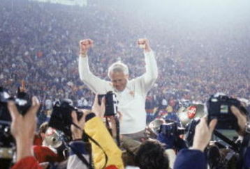 STANFORD, CA - JANUARY 20:  Head coach Bill Walsh of the San Francisco 49ers enjoys a victory ride on the field after defeating the Miami Dolphins 38-16 in Super Bowl XIX at Stanford Stadium on January 20, 1985 in Stanford, California.  (Photo by George Rose/Getty Images)