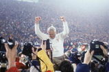 STANFORD, CA - JANUARY 20:  Head coach Bill Walsh of the San Francisco 49ers enjoys a victory ride on the field after defeating the Miami Dolphins 38-16 in Super Bowl XIX at Stanford Stadium on January 20, 1985 in Stanford, California.  (Photo by George Rose/Getty Images)