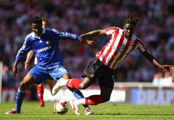 SUNDERLAND, ENGLAND - MAY 24:  Kenwyne Jones of Sunderland tangles with John Mikel Obi of Chelsea during the Barclays Premier League match between Sunderland and Chelsea at The Stadium of Light on May 24, 2009 in Sunderland, England.  (Photo by Matthew Lewis/Getty Images)