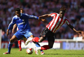 SUNDERLAND, ENGLAND - MAY 24:  Kenwyne Jones of Sunderland tangles with John Mikel Obi of Chelsea during the Barclays Premier League match between Sunderland and Chelsea at The Stadium of Light on May 24, 2009 in Sunderland, England.  (Photo by Matthew Lewis/Getty Images)