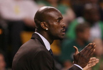 BOSTON - APRIL 28:  Kevin Garnett #5 of the Boston Celtics encourages his teammates against the Chicago Bulls in Game Five of the Eastern Conference Quarterfinals during the 2009 NBA Playoffs at TD Banknorth Garden on April 28, 2009 in Boston, Massachusetts. NOTE TO USER: User expressly acknowledges and agrees that, by downloading and or using this photograph, User is consenting to the terms and conditions of the Getty Images License Agreement.  (Photo by Elsa/Getty Images)