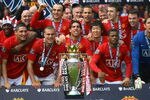 MANCHESTER, ENGLAND - MAY 16:  Manchester United celebrate winning the Barclays Premier League trophy after the Barclays Premier League match between Manchester United and Arsenal at Old Trafford on May 16, 2009 in Manchester, England.  (Photo by Alex Livesey/Getty Images)