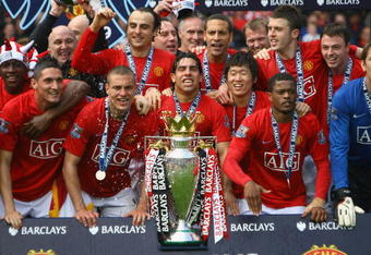 MANCHESTER, ENGLAND - MAY 16:  Manchester United celebrate winning the Barclays Premier League trophy after the Barclays Premier League match between Manchester United and Arsenal at Old Trafford on May 16, 2009 in Manchester, England.  (Photo by Alex Livesey/Getty Images)
